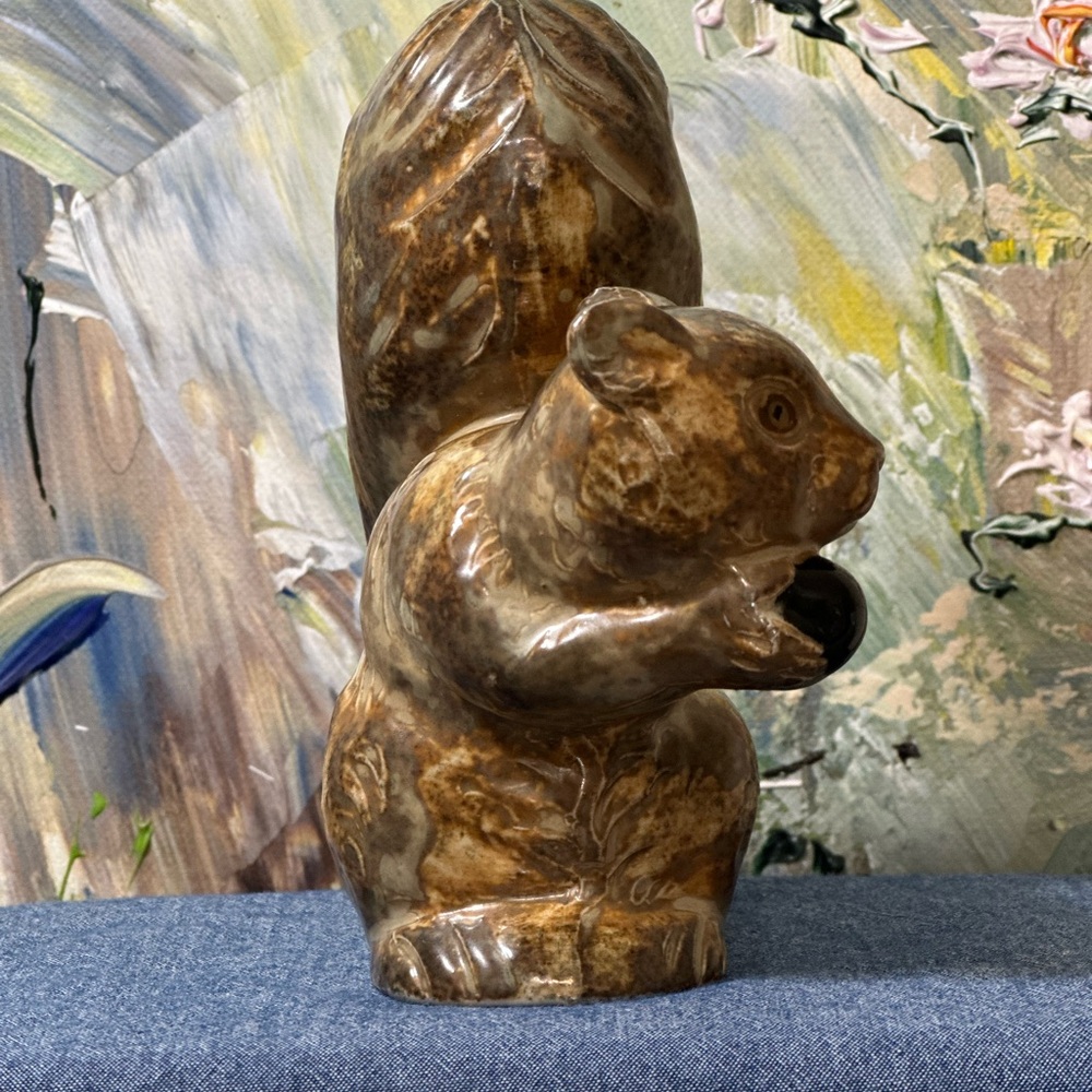 Ceramic Squirrel holding nut, Vintage. Made in Japan. - Picture 2 of 9